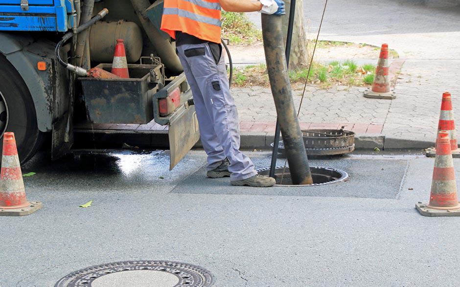 camion pompe egout Issy-les-Moulineaux