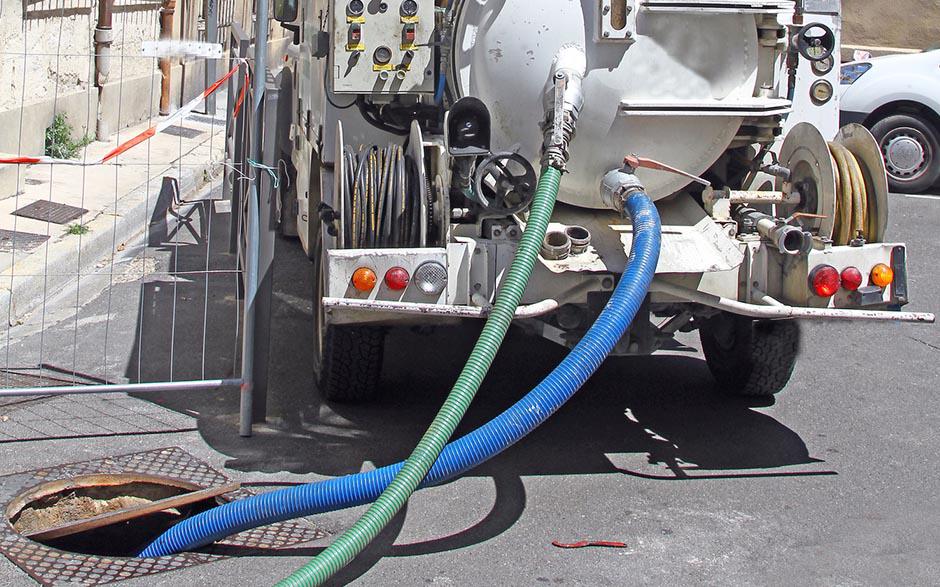 camion pompe egout Issy-les-Moulineaux
